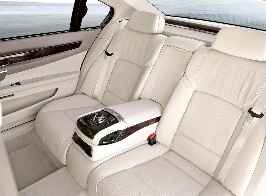  BMW 7-Series 2009 года  (фото 10 из 167)